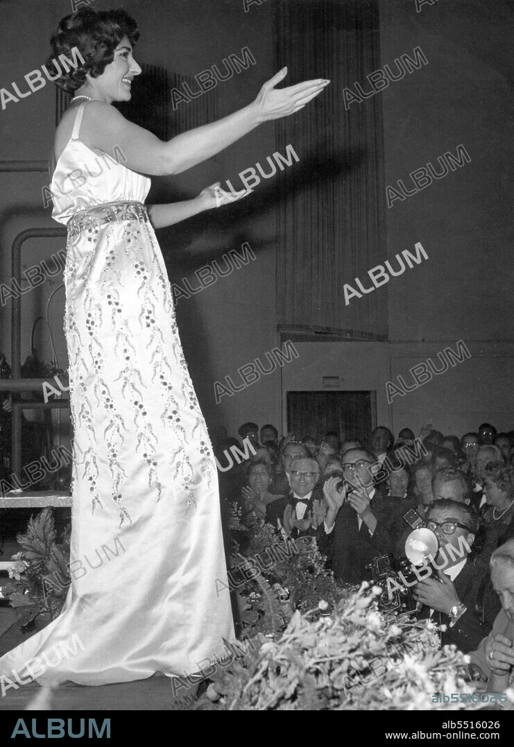 Opera singer Maria Callas thanks for an 18 minutes long applause for her concert in Berlin - West-Germany - on 21 October 1959. | usage worldwide (Credit Image: © Konrad Giehr/DPA via ZUMA Press).
