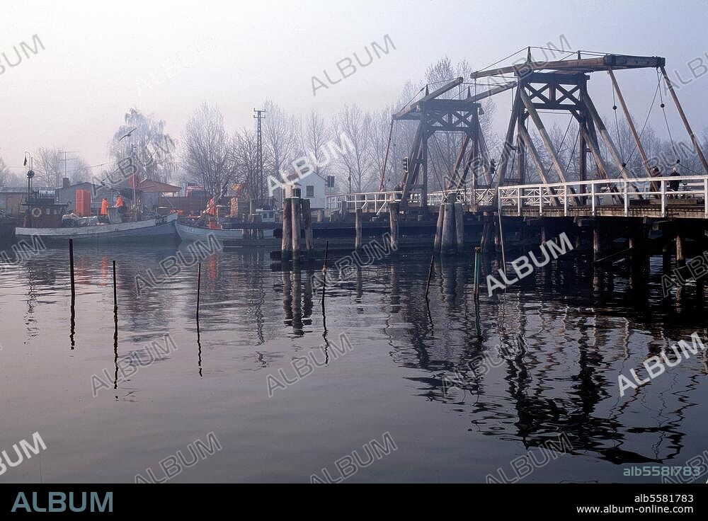 Greifswald-Wieck (Mecklenburg-Vorpommern), Klappbrücke im ehem. Fischerdorf Wieck. (hölzerne Brücke; 1887 erbaut). Ansicht. Foto (Florian Monheim / Roman von Götz).