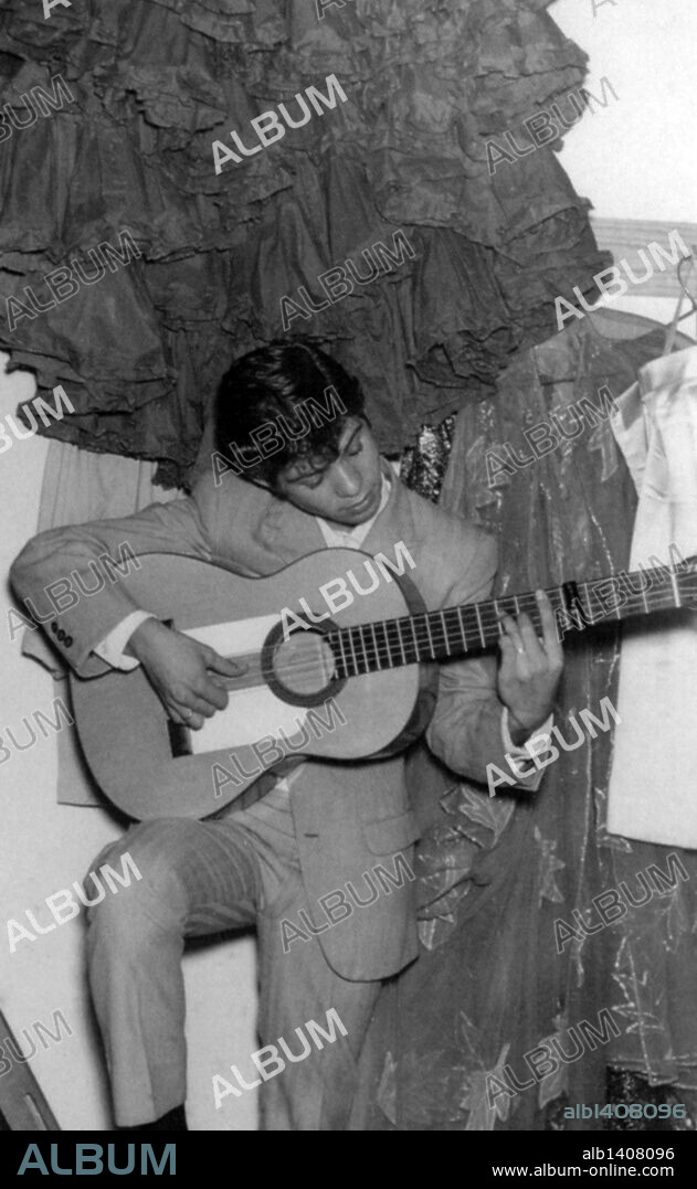 Camarón tocando la guitarra. Año 1966.
