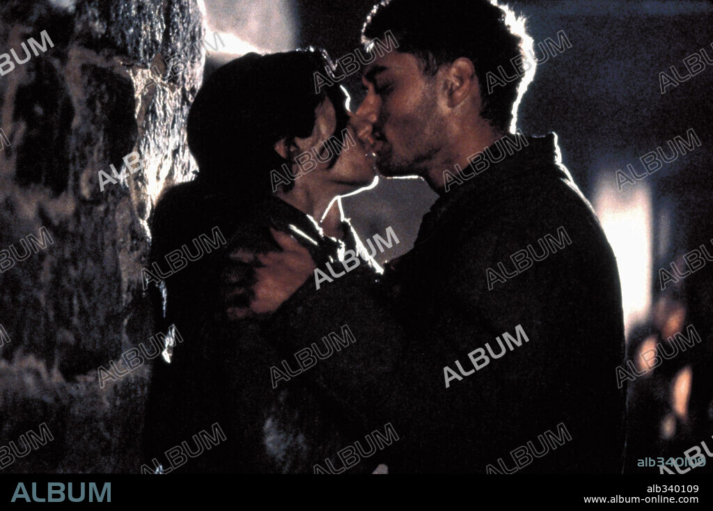 JUDE LAW y RACHEL WEISZ en ENEMIGO A LAS PUERTAS, 2001 (ENEMY AT THE GATES), dirigida por JEAN-JACQUES ANNAUD. Copyright TRI STAR PICTURES / BAILEY, ALEX.