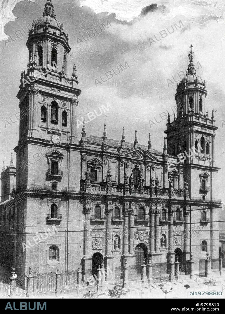 CATEDRAL, FACHADA PRINCIPAL.-La Santa Iglesia Catedral de la Asunción de la Virgen de Jaén es una catedral de estilo principalmente renacentista, concebida en el siglo XVI.-Sobre una antigua mezquita aljama fue convertida en iglesia mayor, cuando Fernando III el Santo en el año 1249, reconquistó la ciudad de Jaén y mandó consagrarla a don Gutierre Ruiz (1245-1249), obispo de Córdoba, a la vez que trasladaba la sede episcopal de Baeza a Jaén.
Se proyectó inicialmente en estilo gótico. Tras sufrir graves desperfectos por la incursión árabe en el año 1368, se tiene que derribar para continuar otra nueva.
Hay que volver a reconstruir a partir de 1494, bajo el mandato del obispo Luis Osorio, debido a la inconsistencia de sus muros con tan mala fortuna que en 1525 el cimborrio sufre un derrumbe, es cuando se vuelve a emprender la gran reforma para cambiar a la actual construcción renacentista.
Esta adaptación se fue realizando en diferentes fases, de ahí los diferentes estilos visibles.