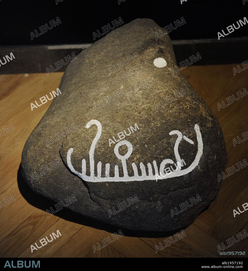 ARTE PREHISTORIA. NORTE DE EUROPA. EDAD DE LOS METALES. EDAD DEL BRONCE. Imágenes del sol. Sobre la piedra una imagen que representa el símbolo del sol en un barco. Roca tallada de Jagesborg Dyrehave, norte de Copenhague, 1100-700 a. C. Museo Nacional. Copenhague. Dinamarca.