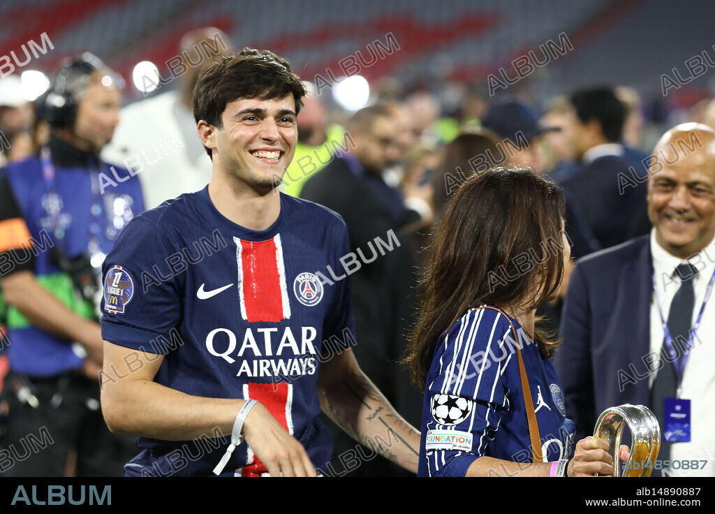 May 31, 2025, Munich, Bayern, Germany: PACHO MARTINEZ and SIRA MARTINEZ, children of head coach LUIS ENRIQUE of PSG, celebrate after winning the UEFA 2024/25 Final against INTER at the Allianz Arena in Munich, Germany (Credit Image: © Mickael Chavet/ZUMA Press Wire).