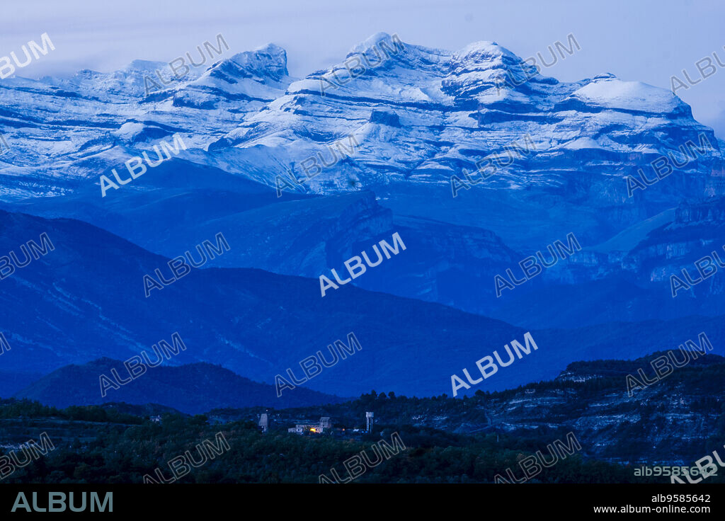 Main peaks of the Ordesa and Monte Perdido National Park with the village of Guaso in the foreground, Huesca, Autonomous Community of Aragon, Pyrenees mountain range, Spain.