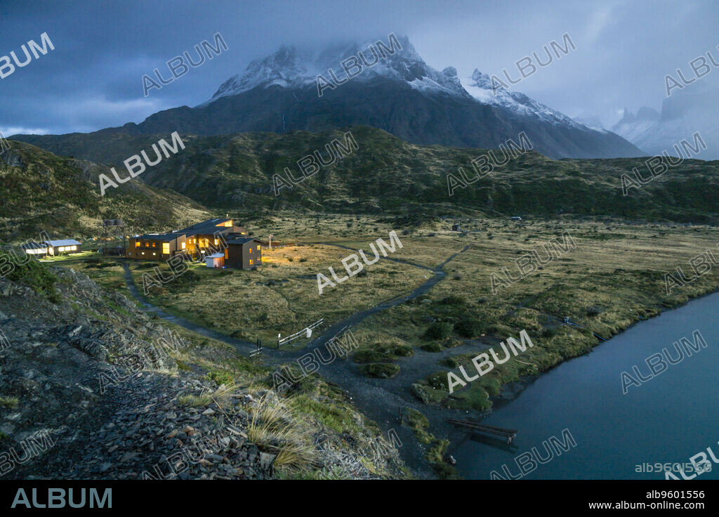 cuernos del Paine, refugio Paine Grande, trekking W, Parque nacional Torres del Paine,Sistema Nacional de Áreas Silvestres Protegidas del Estado de Chile.Patagonia, República de Chile,América del Sur.