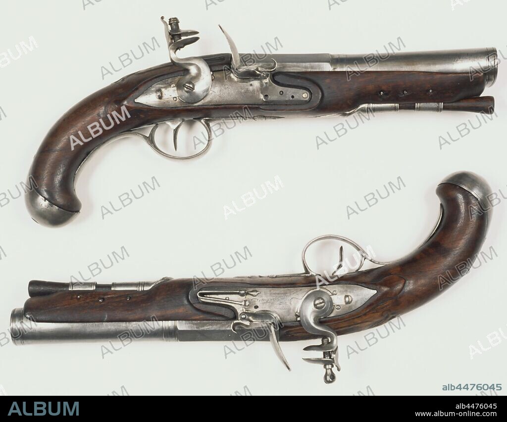 Flint gun with flattened tromblon, round barrel interrupted by a profiled band after which the barrel ends octagonally. Wooden drawer with three iron pins. The lock case is entirely made of iron, fire steel is attached separately. The flask is made of wood and has an iron cap. The trigger guard is made entirely of iron and has the shape of an acorn at the end. Under the drawer a wooden loading stick in an iron loading stick tube, North Sea Canal, Jean Joseph Lambert dit Biron, Liège (city), c. 1782 - c. 1810, loop, slotplaat, laadstokkoker, lade, laadstok, kolf, l 32 cm l 17.4 cm d 28 mm.