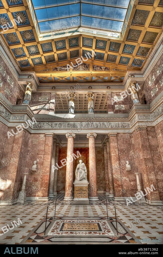 Interior of the Walhalla Temple, overlooking the gallery, Ludwig I. below, founder of Walhalla, Donaustauf, Upper Palatinate, Bavaria, Germany