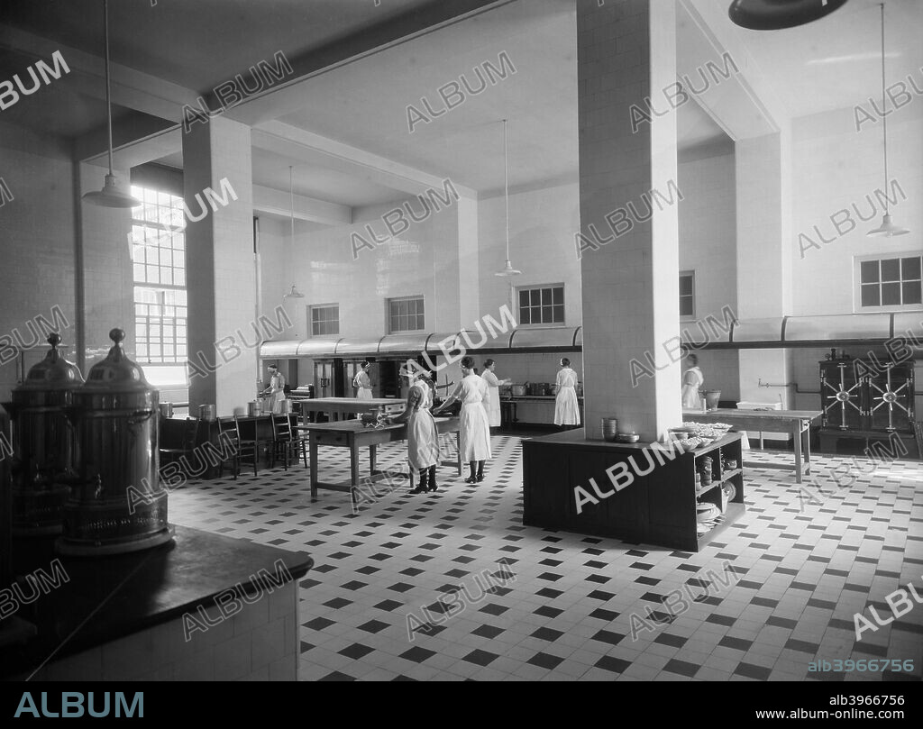 Kitchen staff, Royal Star and Garter Home, Richmond Hill, Richmond, London, 1924-1939. Staff preparing food in the kitchen. The Royal Star and Garter Home at Richmond was set up in 1916 to care for servicemen injured in the First World War.