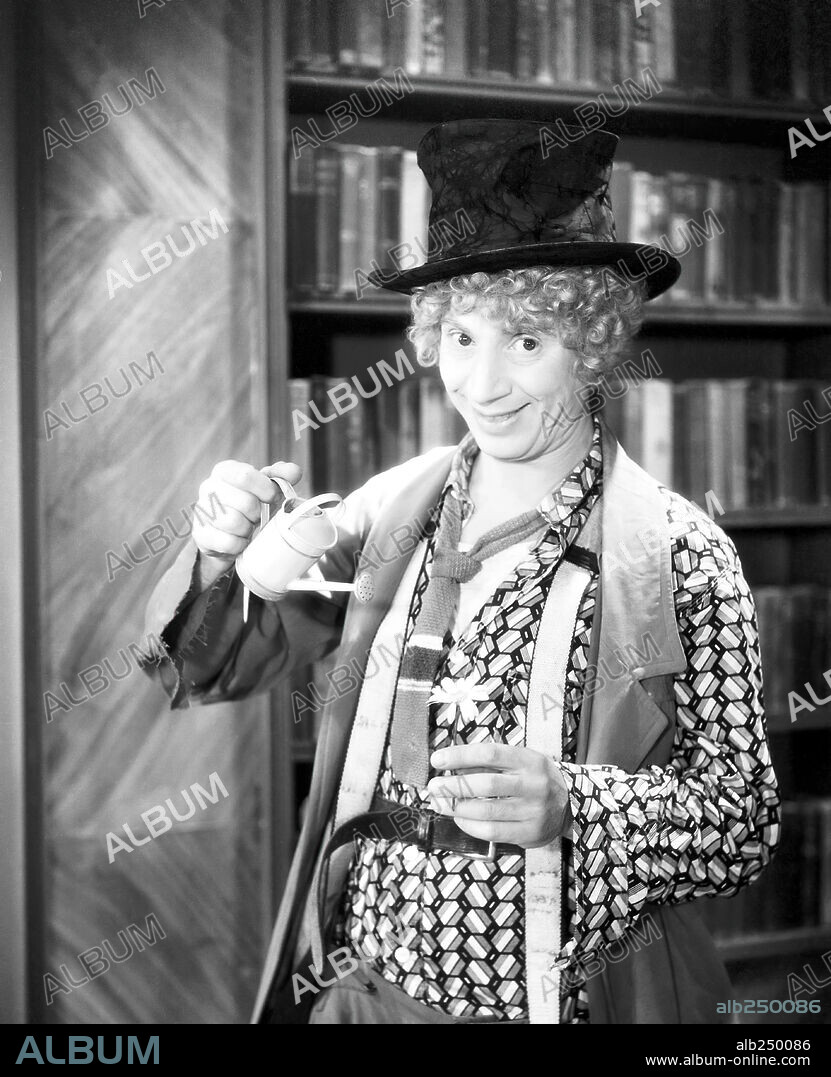 HARPO MARX en PLUMAS DE CABALLO, 1932 (HORSE FEATHERS), dirigida por NORMAN Z. MCLEOD. Copyright PARAMOUNT PICTURES.