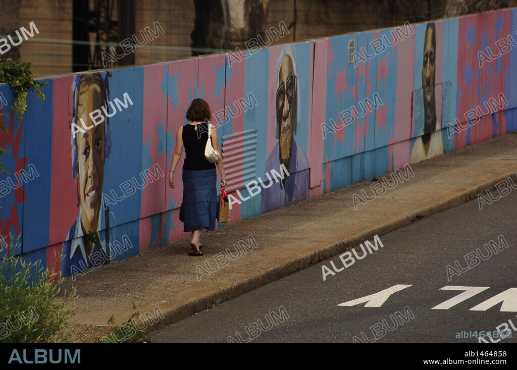 Mujer caminando por una calle del Barrio Powelton Village. FILADELFIA (PHILADELPHIA). Estado de Pensilvania. Estados Unidos.