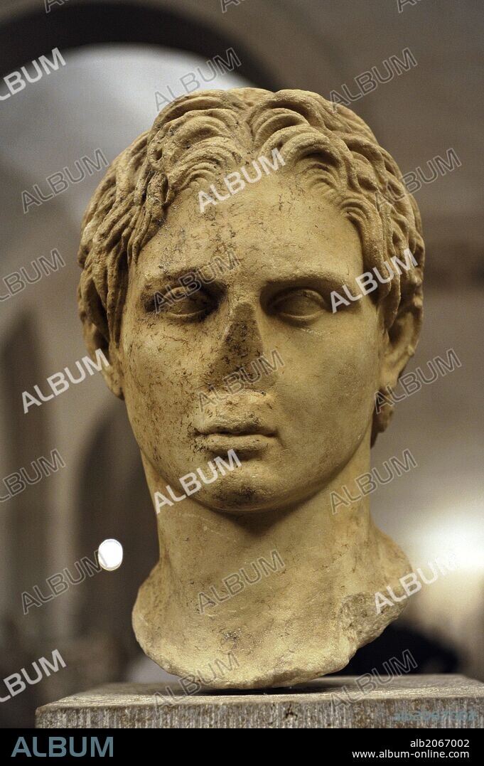 ALEJANDRO III el Magno (356 a 323 a. C.). Rey de Macedonia (336-323 a. C.). Hijo de Filipo II y de la princesa epirota Olimpia. Retrato conocida con el nombre de "ALEJANDRO SCHWARZENBERG". Copia romana posterior a una estatua de alrededores 330 a. C. Glyptothek. Munich. Alemania. Europa.