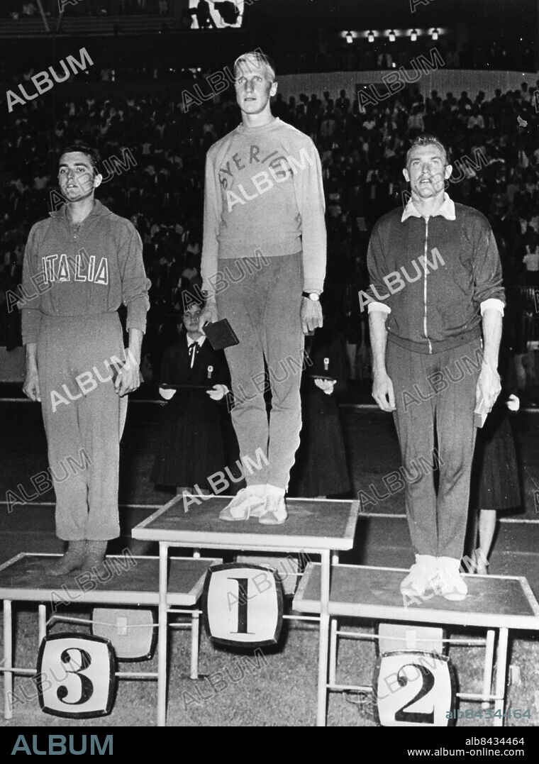 ARKIV BELGRAD 19620916. Prisutdelning för 200 m vid EM i friidrott i Belgrad. Owe Jonsson, Sverige, vann före Marian Foik, Polen, och trea blev Sergio Ottolina, Italien.. Foto: Pressens Bild/SCANPIX/ Kod: 194.