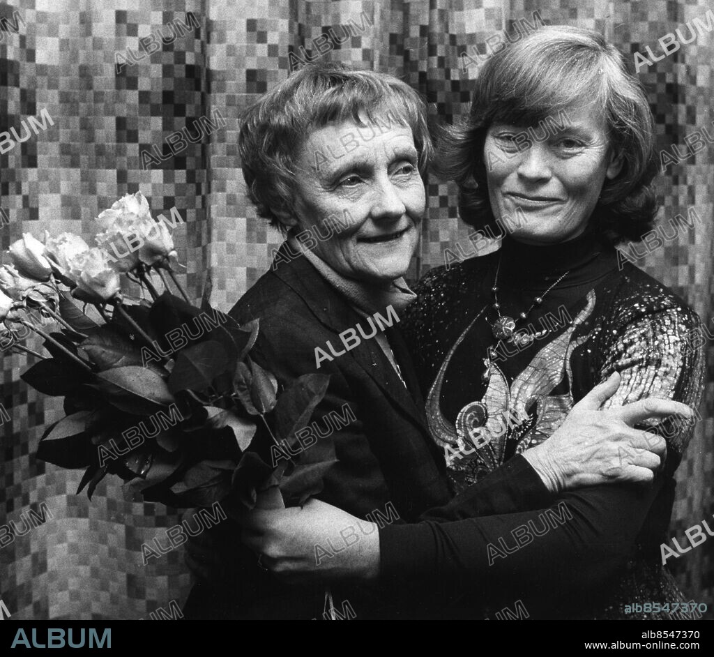 ARKIV 19781130. Barnboksförfattarinnan Gunnel Linde (t.h.) tillsammans med barnboksförfattarinnan Astrid Lindgren efter att ha tagit emot Astrid Lindgren-Priset för ett förtjänstfullt författarskap inom barn- och ungdomslitteraturen. Astrid Lindgren-Priset instiftades 1967 av bokförlaget Rabén & Sjögren i samband med Astrid Lindgrens 60-årsdag. Priset utdelas årligen till en svensk författare för förtjänstfullt författarskap inom barn- och ungdomslitteraturen.. Foto: Olle Lindeborg / SCANPIX / Kod: 190.