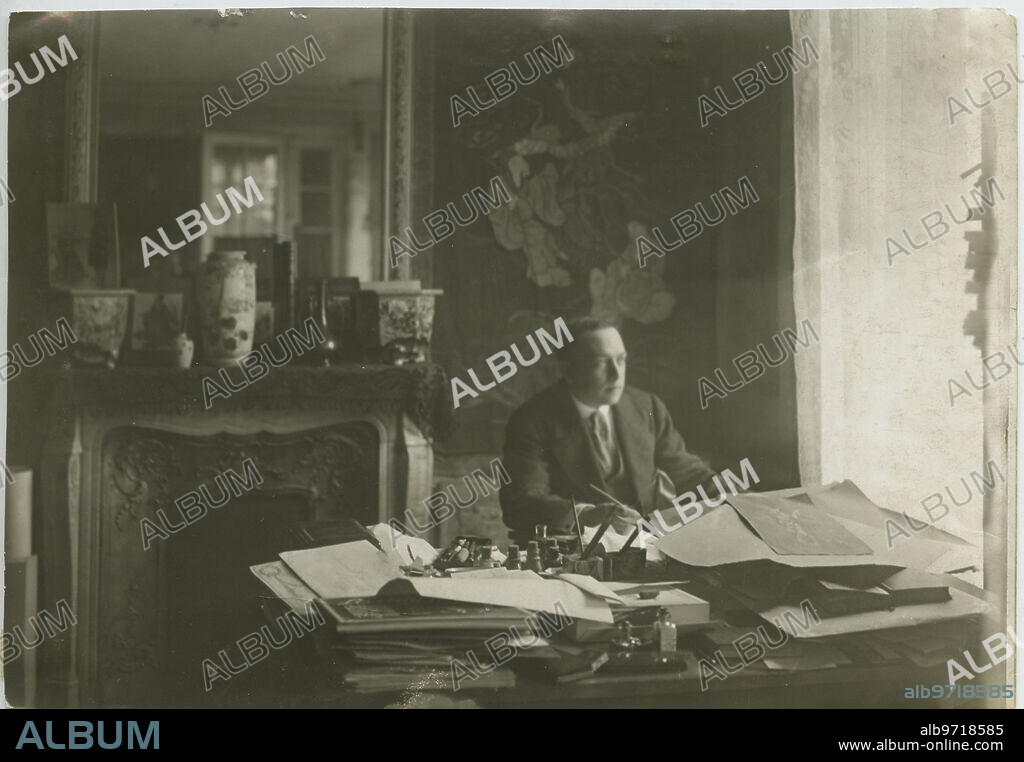 Madrid, 1910 (CA.). Joaquín Xaudaró at his work table in his house in Madrid.