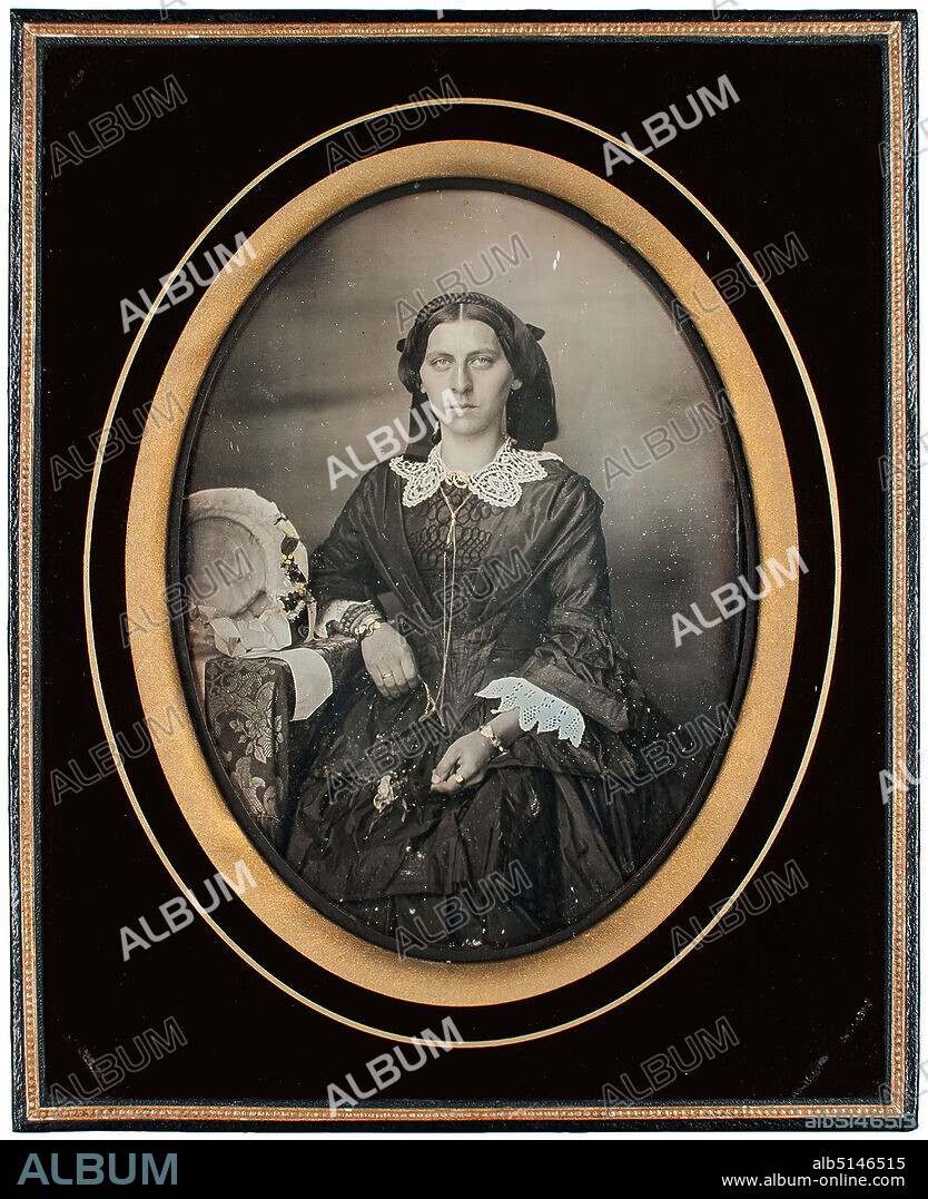 Alphonse Ninet, portrait of a woman, daguerreotype, hand-colored, image size : height: 12.2 cm; width: 9 cm, silver mark: recto o. li. on plate: ALP. NINET, hallmark: recto o. r. on the plate: 40, numbered: verso o.: in black ink on label: D.S. 218, portrait photography, studio/studio photography, woman, half-length portrait, seated figure, headgear.