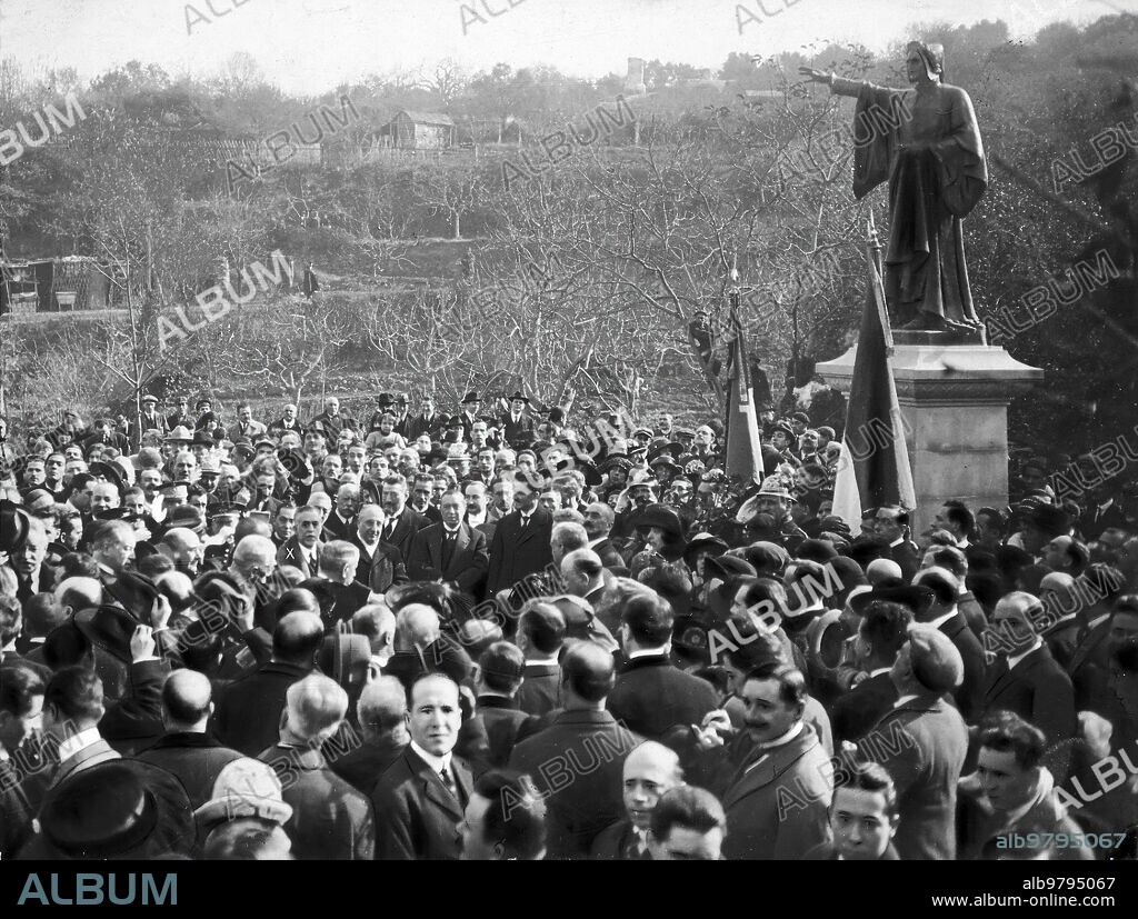 Noviembre 1921. Barcelona. En Montjuich. Inauguración del monumento al Dante, regalo de la Colonia Italiana, con asistencia del ministro de instrucción pública.