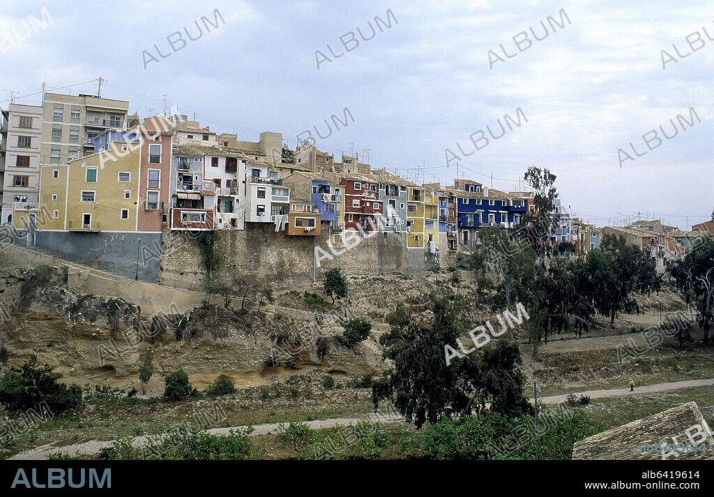 CASAS COLGADAS DE VILLAJOYOSA PINTADAS DE COLORES.