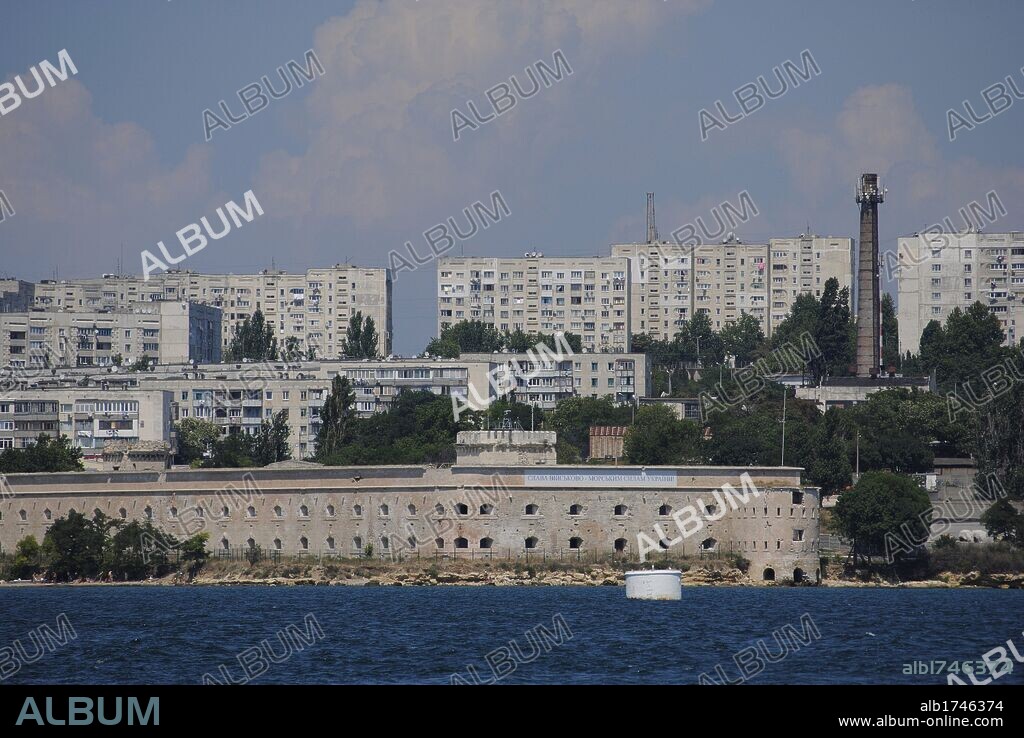 UCRANIA. SEBASTOPOL. Ciudad portuaria a orillas del Mar Negro, con estatuto especial. Vista parcial de puerto, donde destaca el Fuerte Constantino y los bloque de época soviética de los subúrbios. Península de Crimea. Europa Oriental.