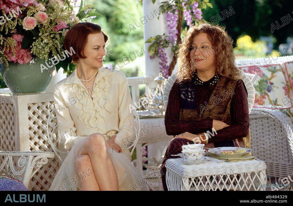 BETTE MIDLER y NICOLE KIDMAN en LAS MUJERES PERFECTAS, 2004 (THE STEPFORD WIVES), dirigida por FRANK OZ. Copyright DREAMWORKS/PARAMOUNT PICTURES / SCHWARTZ, ANDREW.