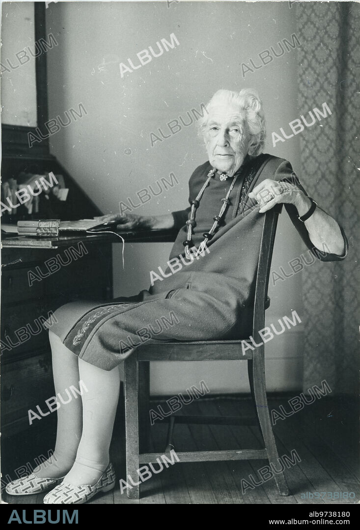 1974. Agatha Christie ante el escritorio de su casa de Wallingford, Berkshire.