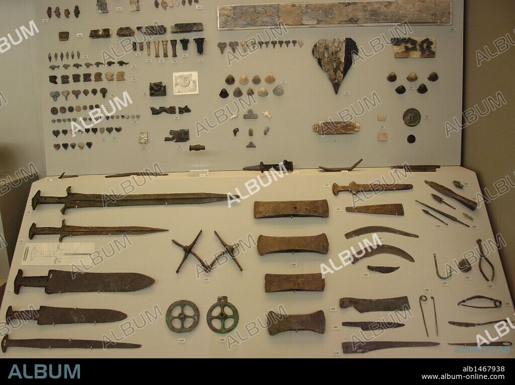 ARTE PREHISTORICO. EDAD DE LOS METALES. GRECIA. Muestra de diferentes tipos de puñales, hachas, cuchillos y utensilios diversos. Museo Arqueologico Nacional. Atenas. Grecia.