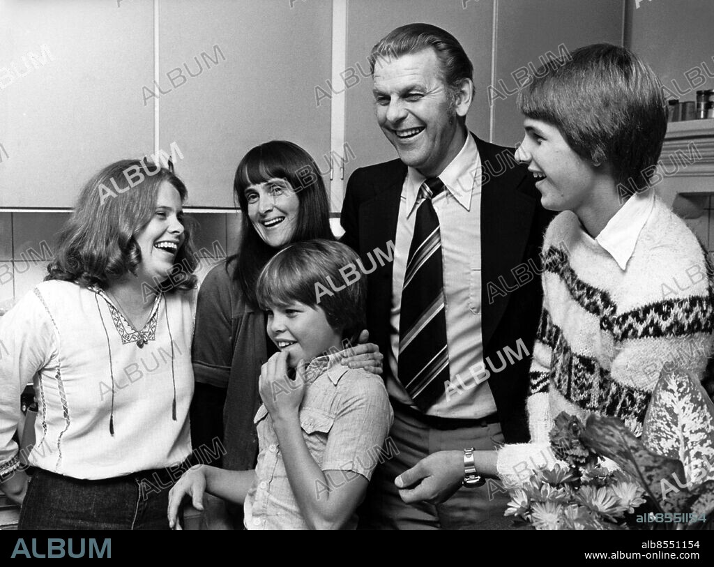 ARKIV RAMVIK 1976-09-26. Sveriges nya statsministerpar Thorbjörn och Solveig Fälldin (C) med barnen Ewa, 20, Pontus, 12, och Niklas, 17, samlade hemma i köket på Ås, Ramvik, efter riksdagsvalet 1976 som hölls den 19 september.. Foto: Jan Collsiöö / SCANPIX / Kod: 1001.