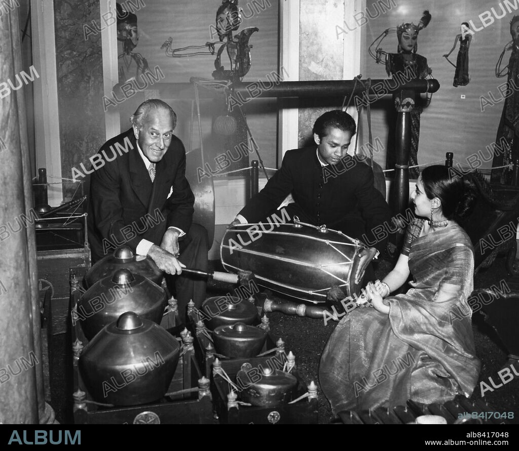STOCKHOLM 19530603. Rolf de Maré (t.v.) provar indiska slaginstrument vid invigningen av Dansmuséet i Stockholm. Museet baserades på Rolf de Marés samlingar, de Maré var balettledare, teaterdirektör och konstsamlare.. Foto: Carl-Erik Sundström / DN / SCANPIX / Kod: 59. ** SVD OUT **.