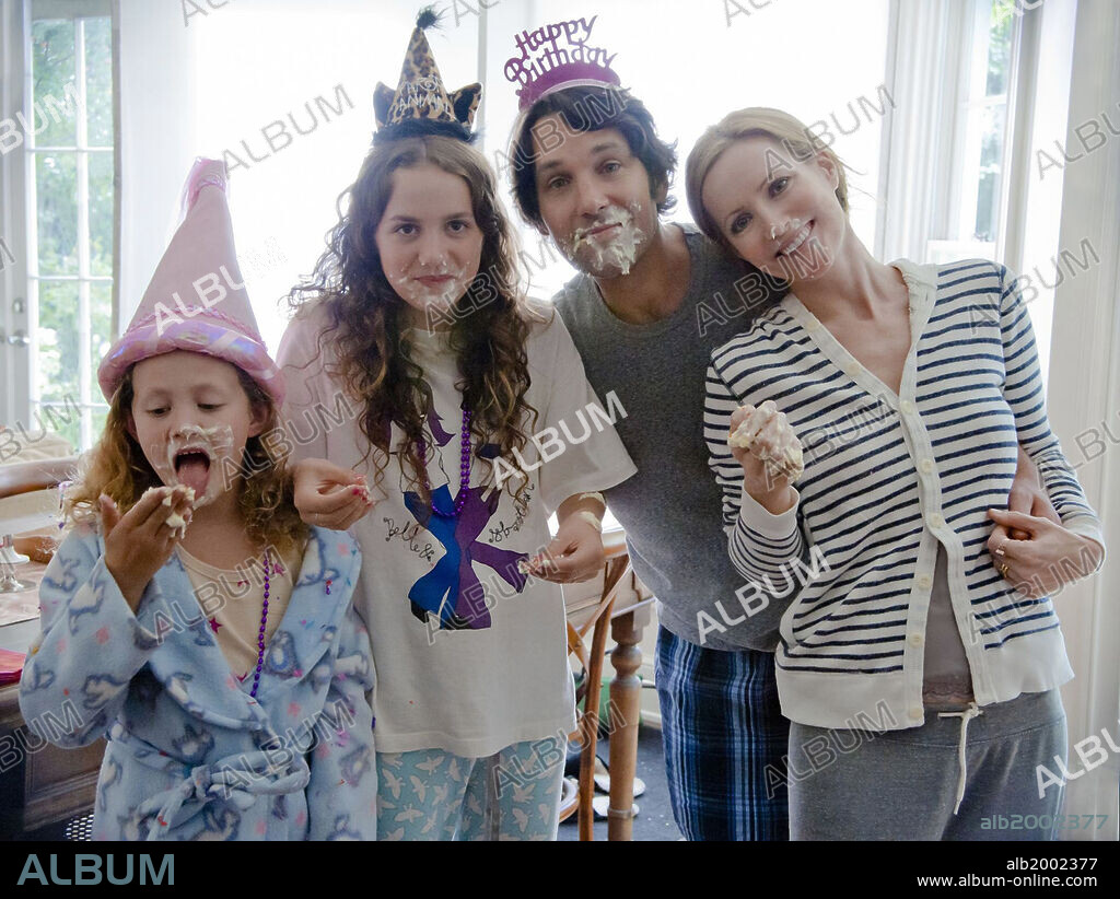 IRIS APATOW, LESLIE MANN, MAUDE APATOW and PAUL RUDD in THIS IS 40, 2012, directed by JUDD APATOW. Copyright APATOW PRODUCTIONS.