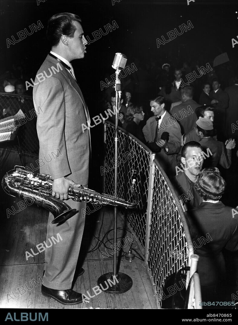ARKIV 19560512 . Tenorsaxofonisten och vokalisten Paul Eriksson i Leif Kronlunds Orkester. Bilden publicerad i boken "Så var det". Sid 58. Foto: Pressens Bild / TT / Kod 194.