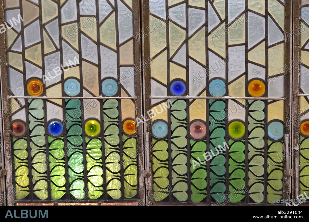 JOSEP PUIG I CADAFALCH. Casa Coll i Regàs, 1898. Claraboya. Detalle de la vidriera de colores. Mataró.