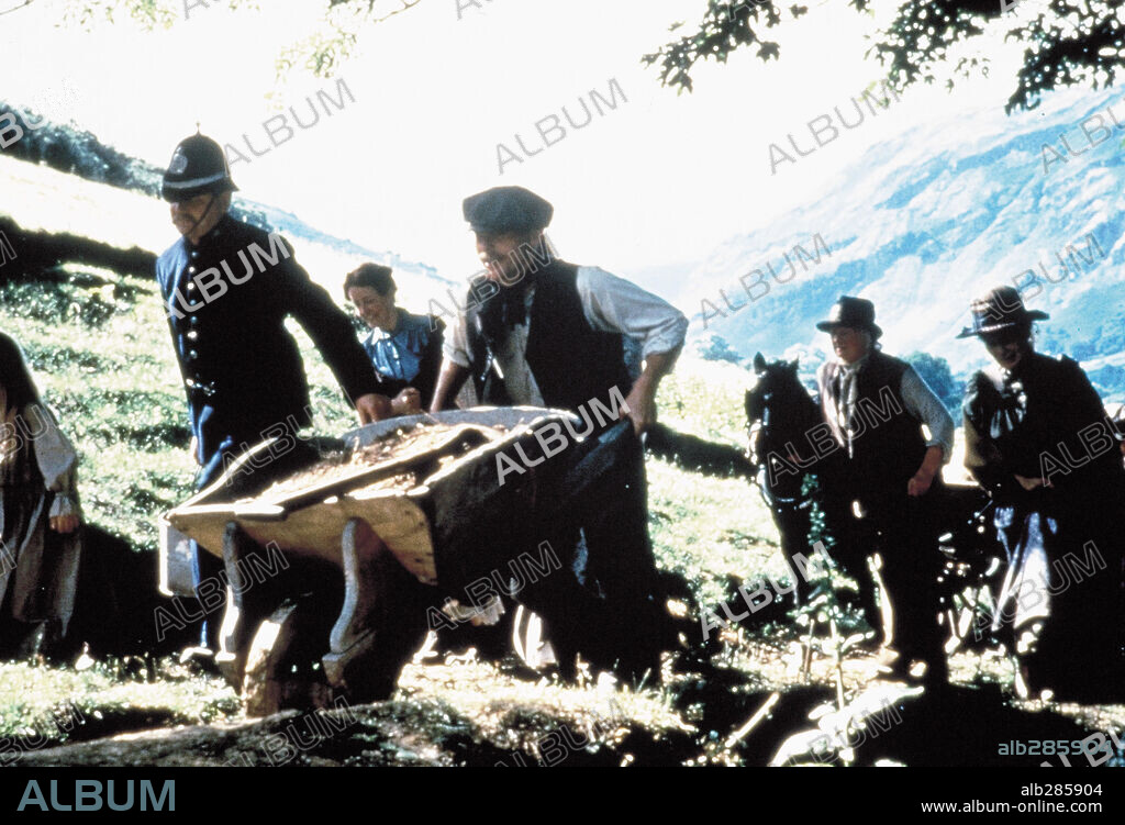 EL INGLES QUE SUBIO UNA COLINA PERO BAJO UNA MONTAÑA, 1995 (THE ENGLISHMAN WHO WENT UP A HILL BUT CAME DOWN A MOUNTAIN), dirigida por CHRISTOPHER MONGER. Copyright MIRAMAX.