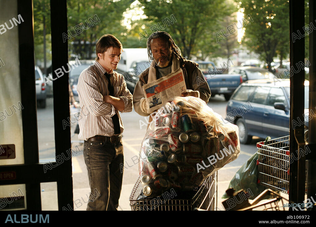 JOSH HARTNETT and SAMUEL L. JACKSON in RESURRECTING THE CHAMP, 2007, directed by ROD LURIE. Copyright PHOENIX PICTURES.