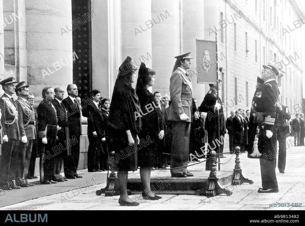 24 abril 1985. Los Reyes en el monasterio de el escorial para presidir el funeral por la Reina victoria Eugenia. Don Juan de Borbón se cuadra ante el Rey.
