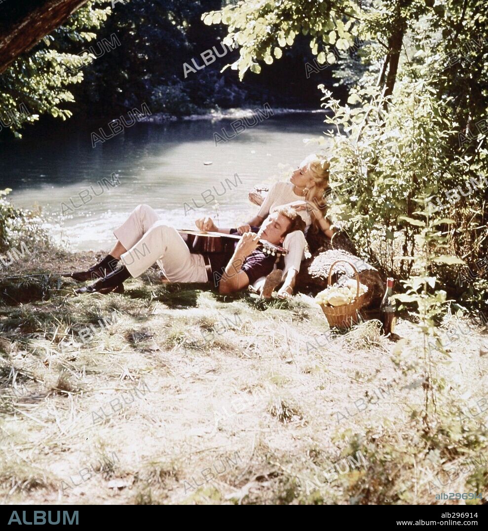 ALBERT FINNEY y YVETTE MIMIEUX en EL VERANO DE PICASSO, 1969 (THE PICASSO SUMMER), dirigida por SERGE BOURGUIGNON. Copyright WARNER BROTHERS.