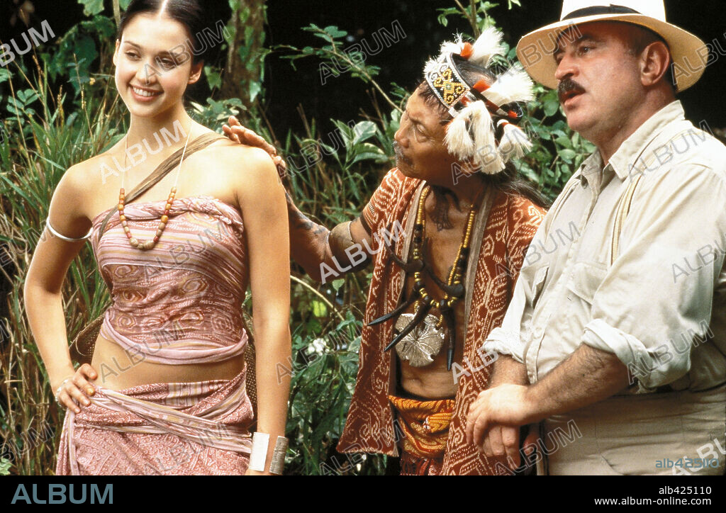 BOB HOSKINS and JESSICA ALBA in THE SLEEPING DICTIONARY, 2003, directed by GUY JENKIN. Copyright FINE LINE FEATURES / KAYE, BILL.