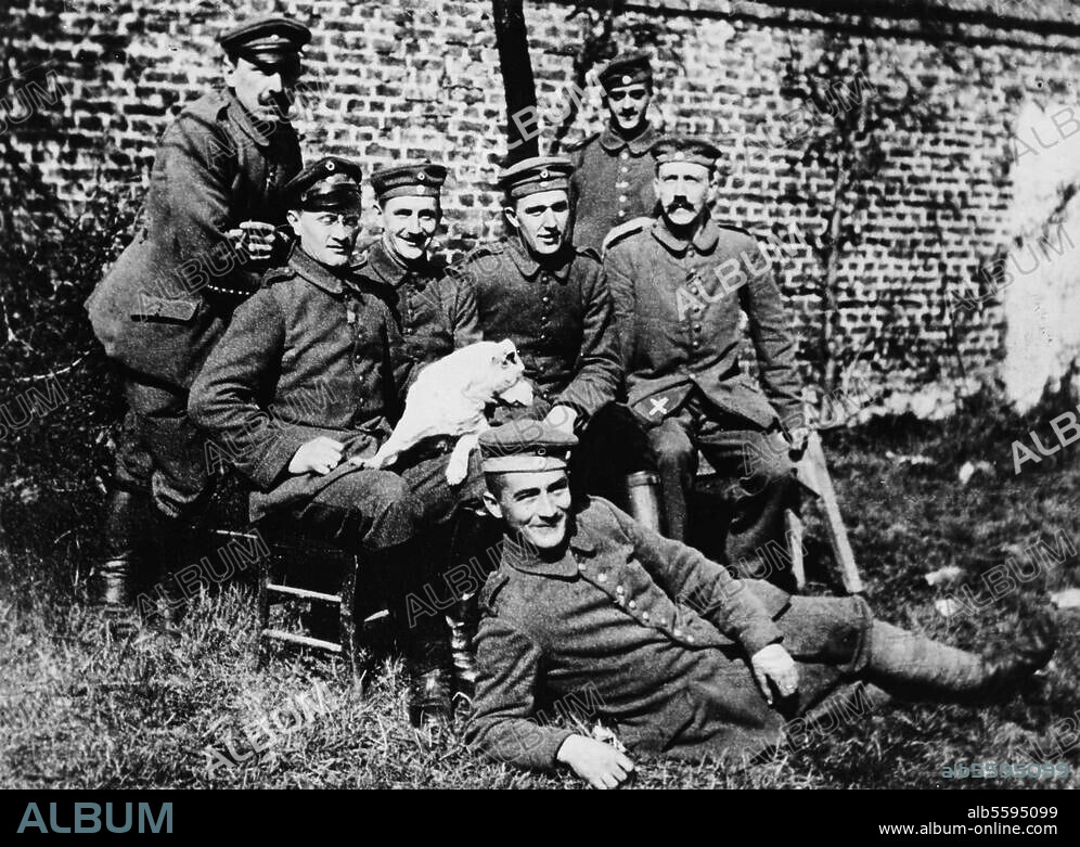 Hitler, Adolf Politiker (NSDAP), 1889-1945. Hitler (Kreuz) als Soldat des 2. bayrischen Reserve-Infanterieregiments Nr. 16 während des Ersten Weltkrieges. Foto.