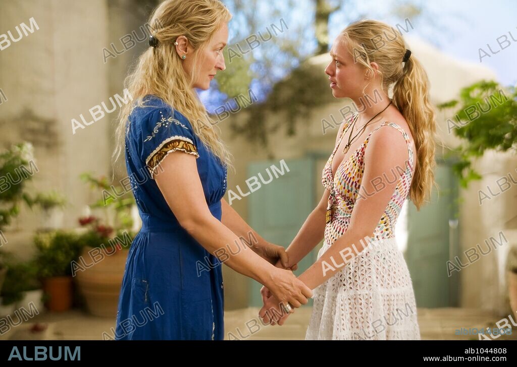 AMANDA SEYFRIED y MERYL STREEP en MAMMA MIA! LA PELICULA, 2008 (MAMMA MIA!), dirigida por PHYLLIDA LLOYD. Copyright LITTLESTAR PRODUCTIONS/PLAYTONE / MOUNTAIN, PETER.