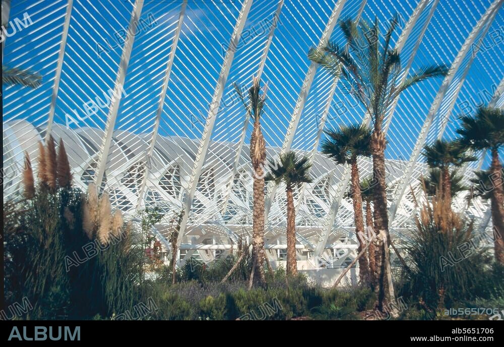 Valencia (Spanien), Ciudad de las Artes y las Ciencias de Valencia, L'Umbracle - Wintergarten. (Arch.: Santiago Calatrava). Innenansicht mit Blick zum Museo Museo de las Ciencias Príncipe Felipe. Foto, undat.