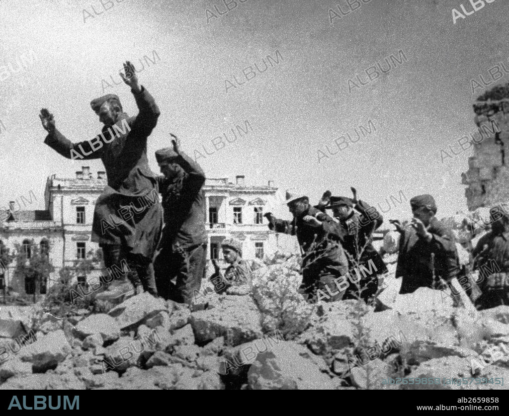 World War II 1939-45. Russia: Battle of Sevastopol, recapture by the Red Army on 9th May 1944.-German soldiers surrendering.-Photo, undated (May 1944).