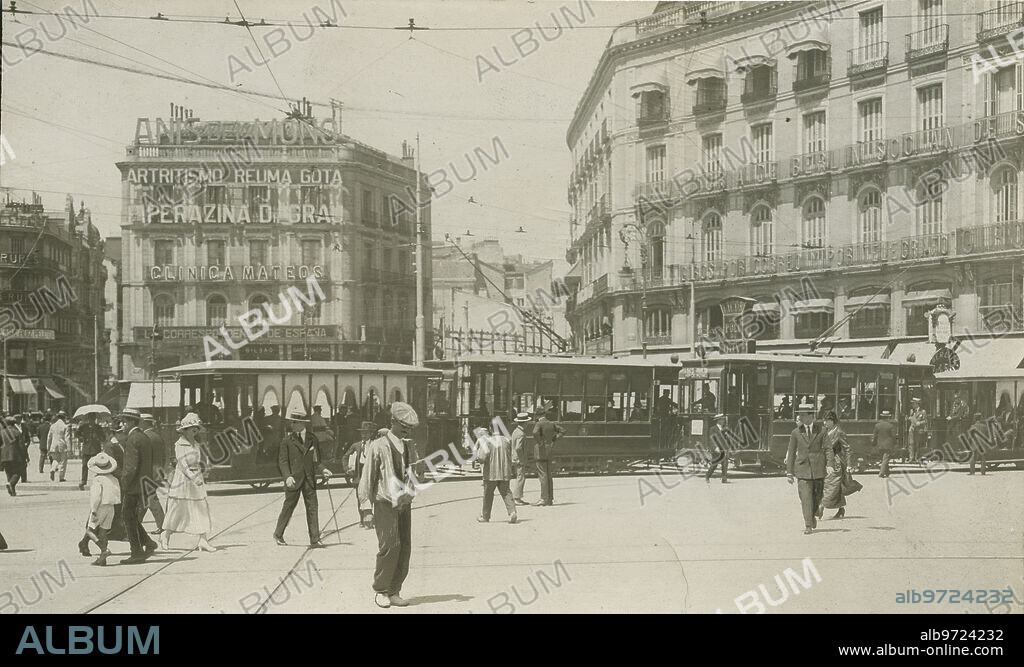 Madrid, junio de 1918. La Puerta del Sol, en la desembocadura de la calle Preciados.