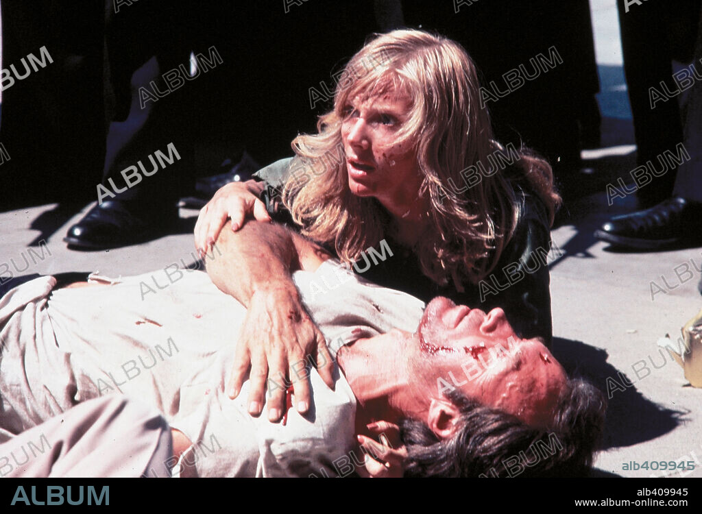 CLINT EASTWOOD y SONDRA LOCKE en RUTA SUICIDA, 1977 (THE GAUNTLET), dirigida por CLINT EASTWOOD. Copyright WARNER BROTHERS.