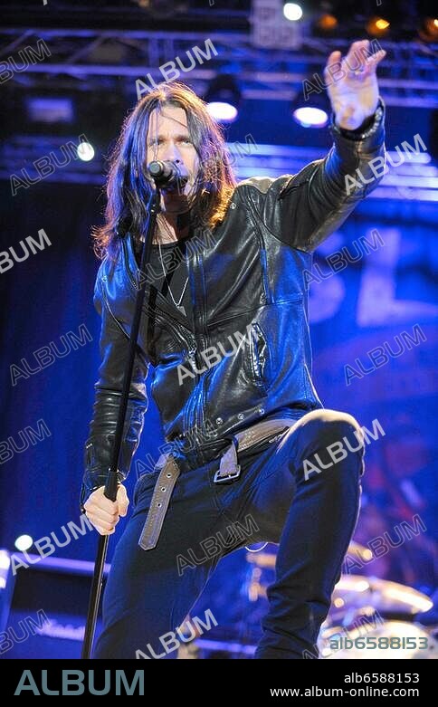 Slash feat. Myles Kennedy - der britisch-amerikanische Rockmusiker, eigentlich Saul Hudson mit Alter Bridge Saenger Kennedy und seiner Band the Conspirators beim Reload Festival 2012 in Sulingen vom 1.