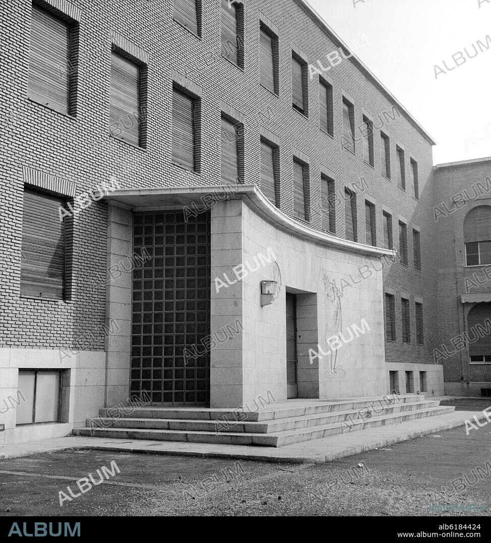 INSTITUTO DE OPTICA DAZA DE VALDES SITUADO EN LA CALLE SERRANO 121 - CSIC - FOTOGRAFIA EN BLANCO Y NEGRO - AÑOS 60.