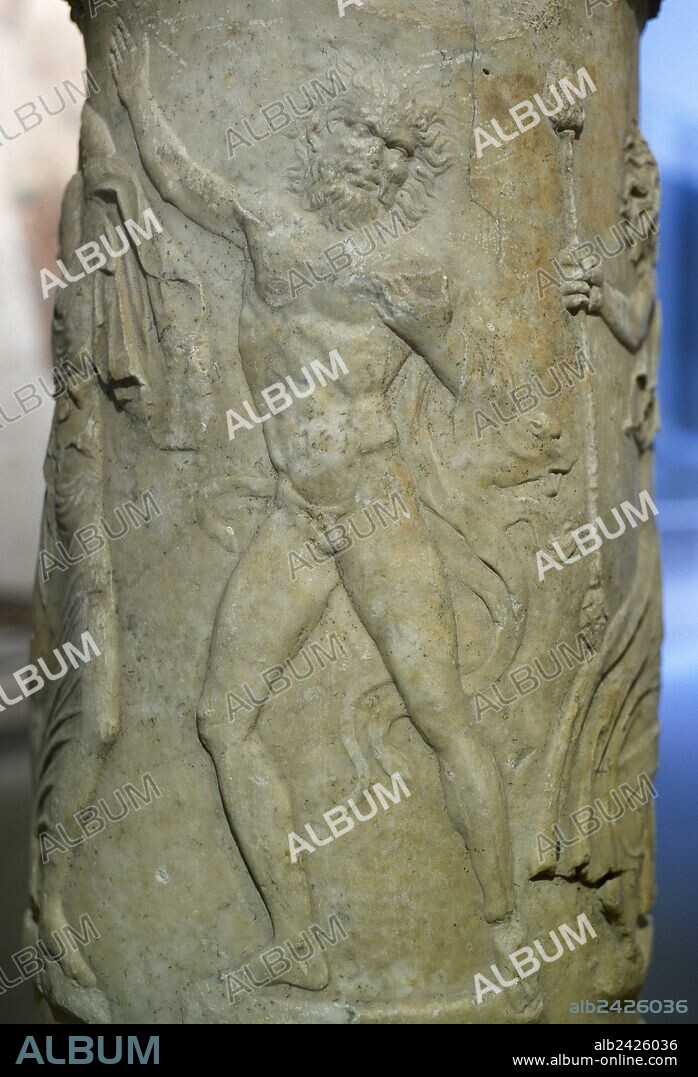 FAUNO (el "SATIRO" griego). Genio de la naturaleza. Se le incorporó el cortejo de Dionisio. Detalle de un relieve con la representación iconográfica de un FAUNO COMO UN VIEJO BARBUDO. Ara circular procedente del púlpito del Teatro de Itálica (siglo I d. C.). Museo Arqueológico de Sevilla. Andalucía. España.