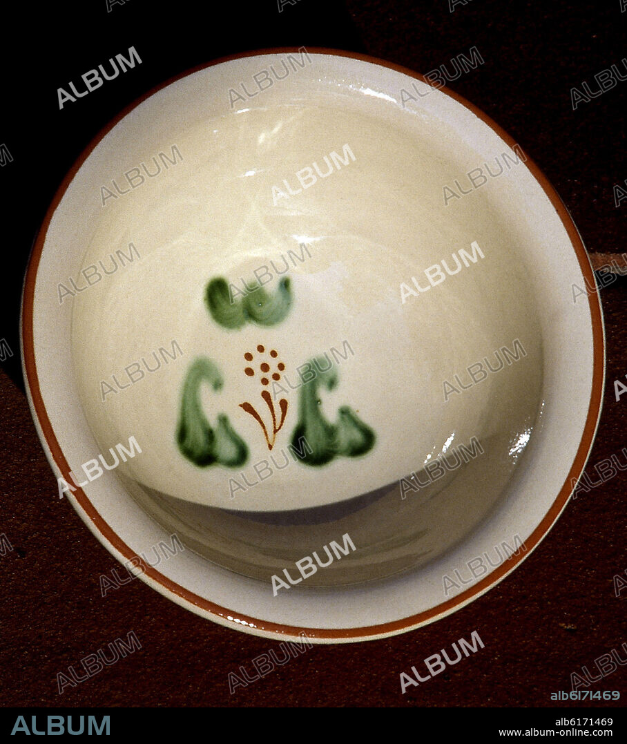 CONCA O GIBRELL VIDRIADO CON DECORACION - CERAMICA POPULAR -.