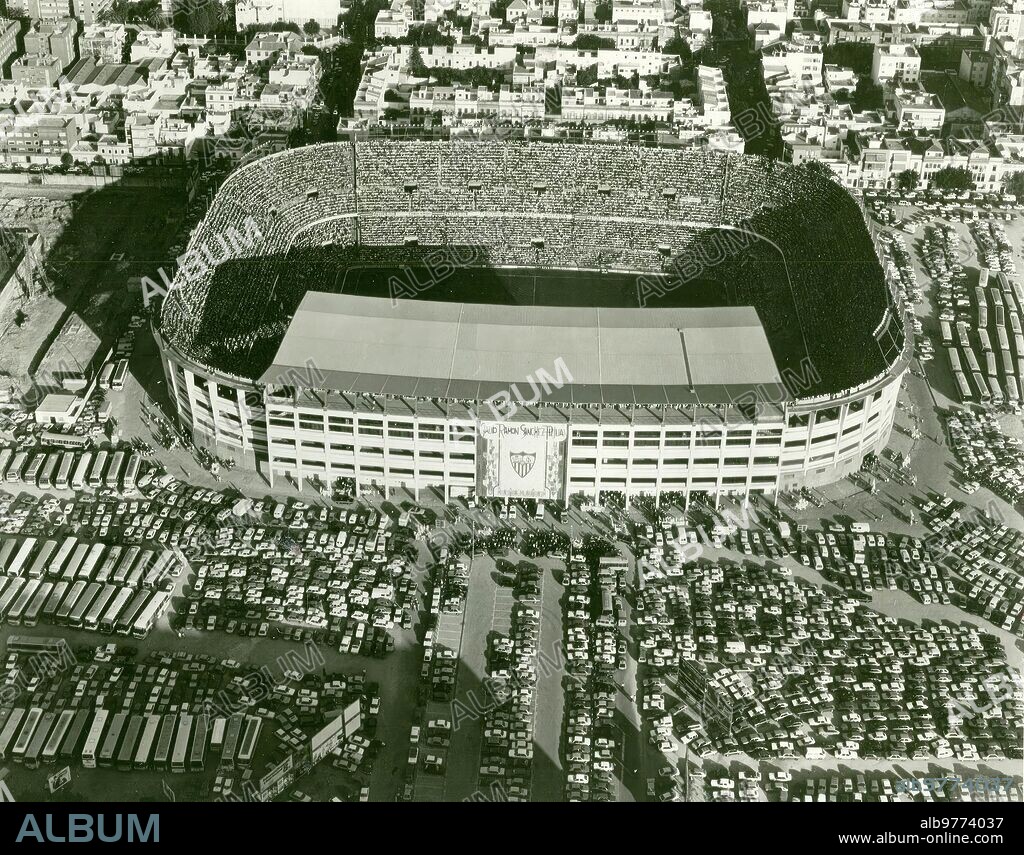 Nervión (octubre de 1985).- Vista aérea del estadio Ramón Sánchez-Pizjuán el 27 de octubre de 1985, con motivo del partido Sevilla-Real Madrid, que acabó con empate a dos goles.