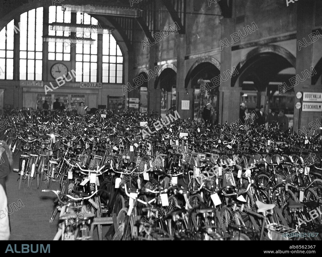 Göteborg juni 1944. Midsommarrusch på Centralen - Folk polletterar sina cyklar. Foto: Kamerareportage *** Local Caption *** . KAMERAREPORTAGE.