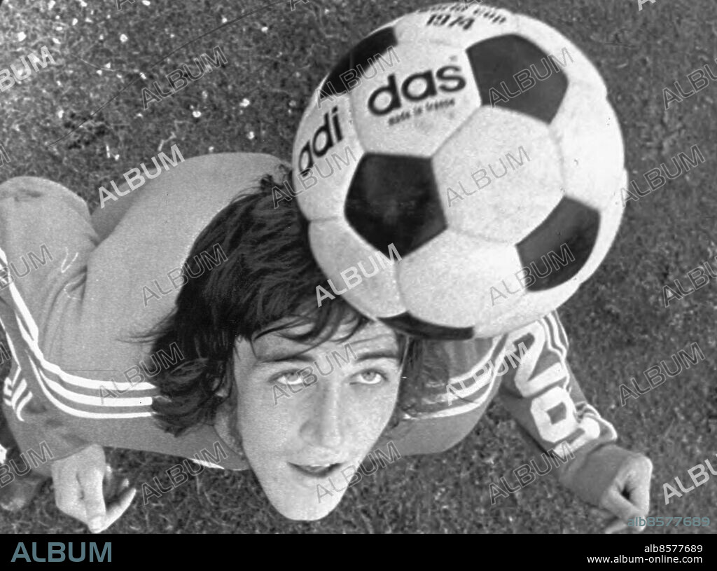 1974-06-19. Fotbolls-VM. Ralf Edström kikar upp mot bollen. Ralf är nyckelmannen mot Holland i dag - en match där det gäller så mycket .... Foto: Leif Engberg / DN / TT / Kod: 15. ** SvD OUT **.