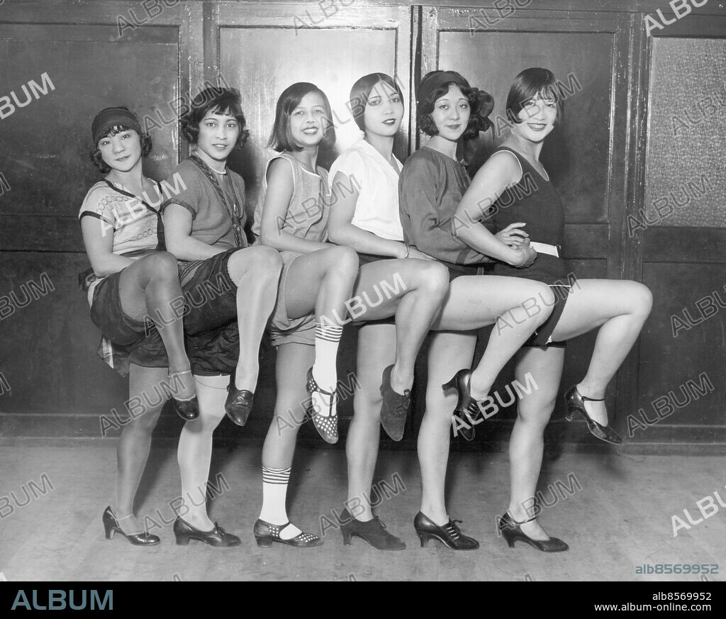Orig. bildtext... ALL-ORIENTAL CAST TO APPEAR IN NEW BROADWAY REVIEW. New York. -Six of the principals of the all-Japanese and Chinese cast rehearsing for the oriental production Ching-A-Ling, which will soon appear on Broadway. L to R, Tama Meyako, Kiku Meyako, Naoe Kondo, Helen Leah Kim, Hatsu Kuma and Ju So Tai. Not.Orienten i en Broadway revy: Sex flickor i kinesisk-japanska baletten Chin-A-Ling. De näpna flickorna är renblodiga kineser och japaner och heta från vänster till höger: Tama Meyako och Kiku Meyako, Naoe Kondo, Helen Leah Kim, Hatsu Kuma and Ju So Tai. Anm. Leenden Asiater Chorus Line Handen i sidan Revyer På rad Ben CD461 persons: JU SO TAI;HATSU KUMA;HELEN LEAH KIM;NAOE KONDO;KIKU MEYAKO;TAMA MEYAKO sites: KINA*;JAPAN*;NEW YORK;USA.