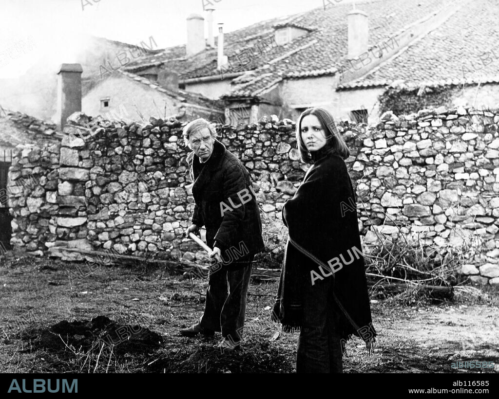ANA BELEN y FERNANDO FERNAN GOMEZ en EL AMOR DEL CAPITAN BRANDO, 1974, dirigida por JAIME DE ARMIÑAN. Copyright IN-CINE, S.A.